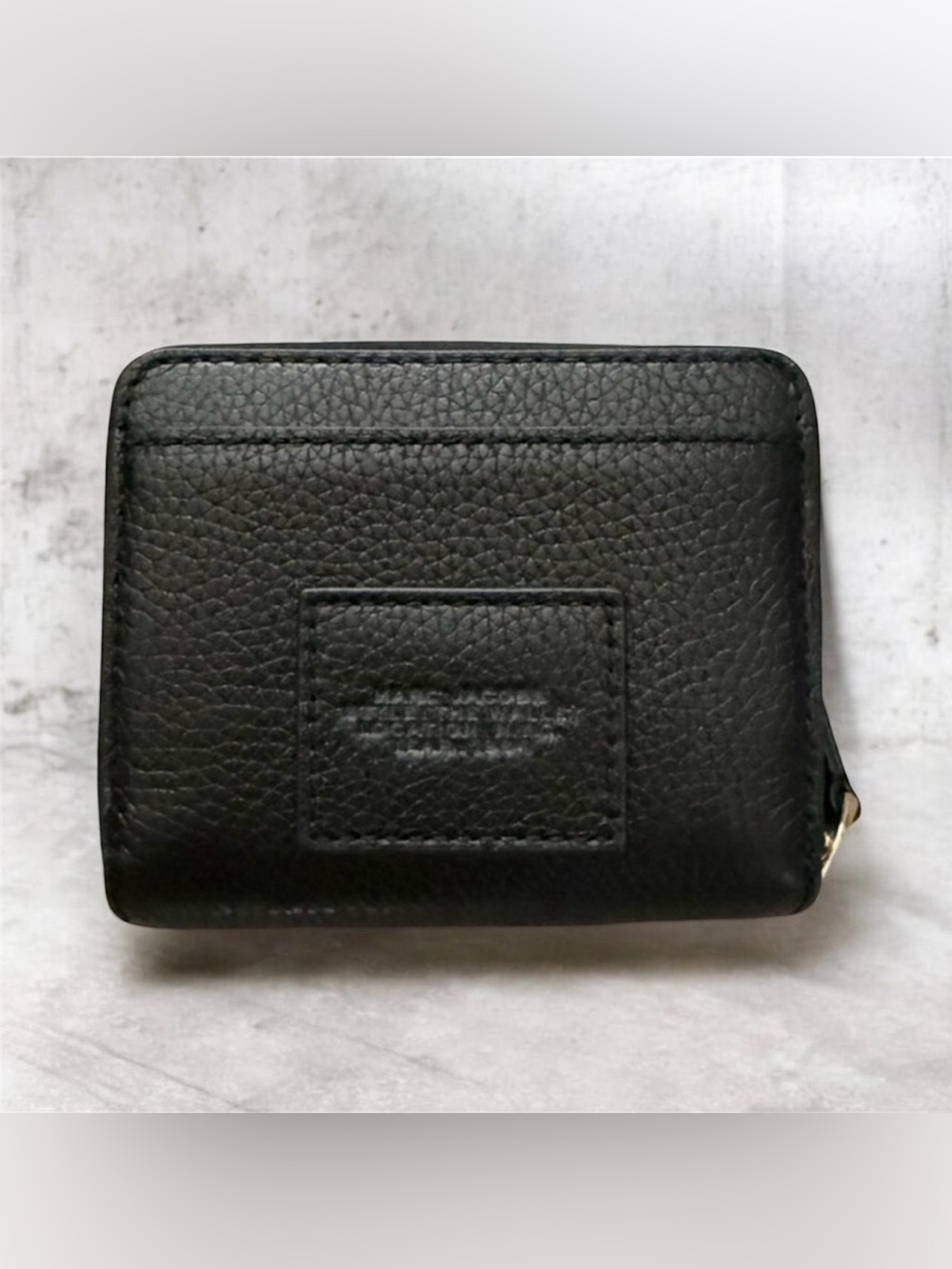 Marc Jacobs The Leather Mini Compact Wallet in black. - Picture 2 of 4
